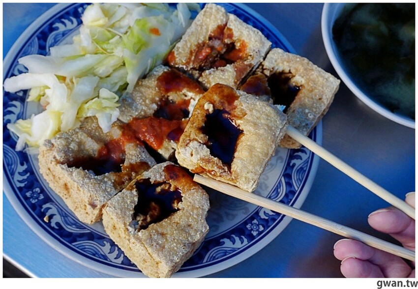 一開店就爆滿！台中超人氣臭豆腐重新開幕，內用熱湯紅茶無限享用～