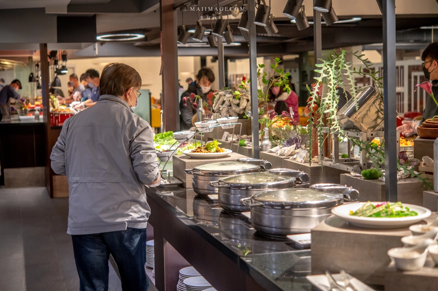 【台中美食】台中吃到飽推薦｜新天地崇德旗艦店樂食自助百匯～和牛火鍋＋百道生鮮百匯任你吃到飽。加＠LINE