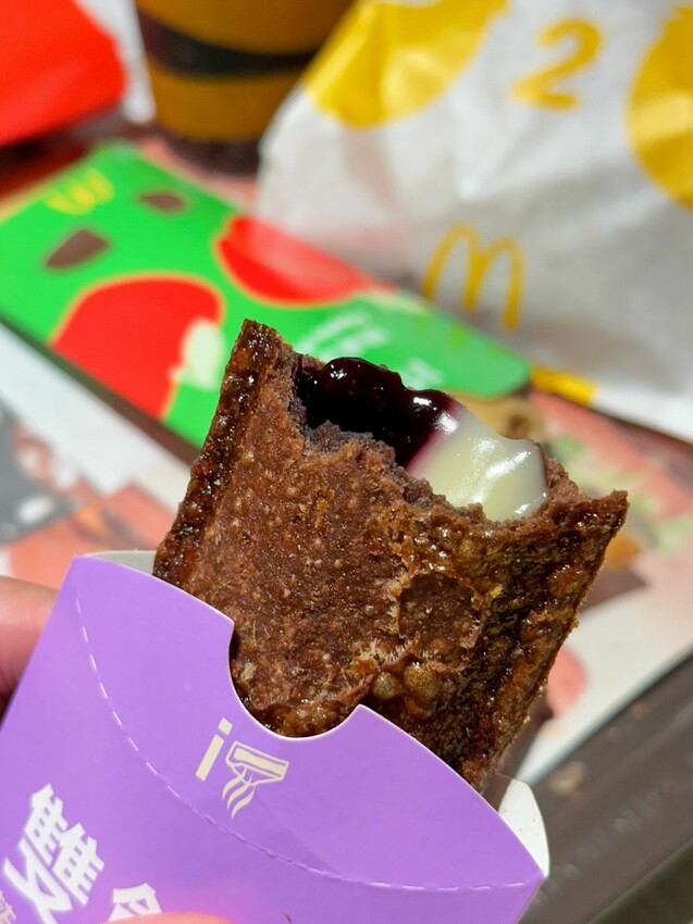 台灣麥當勞季節限定｜藍莓卡士達雙餡派 ｜12/11暖心開賣｜酸甜藍莓醬X香濃卡士達｜香酥巧克力風味派皮｜酸甜滋味超好吃！ – 萍姐愛分享