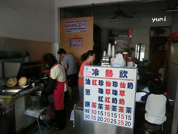 三代蔥油餅：【台中食記】東區巷弄隱藏美食!在地人推薦不排隊吃不到的蔥油餅@三代蔥油餅