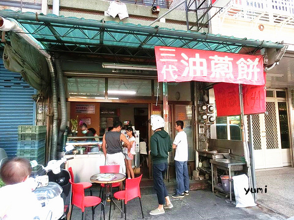 三代蔥油餅：【台中食記】東區巷弄隱藏美食!在地人推薦不排隊吃不到的蔥油餅@三代蔥油餅