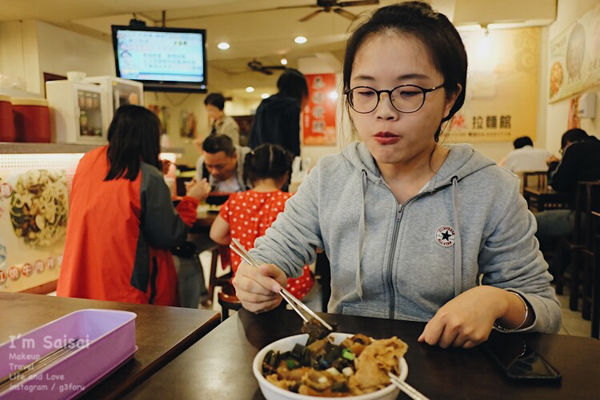 台中一中美食 蛤礪超多、牛肉湯超好喝的一中街超划算麵館——莎莎呀手工麻辣拉麵館 ♪