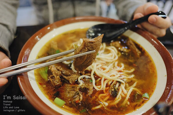台中一中美食 蛤礪超多、牛肉湯超好喝的一中街超划算麵館——莎莎呀手工麻辣拉麵館 ♪