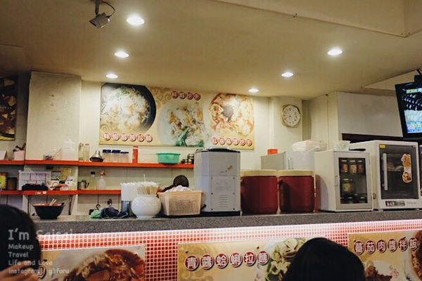 台中一中美食 蛤礪超多、牛肉湯超好喝的一中街超划算麵館——莎莎呀手工麻辣拉麵館 ♪