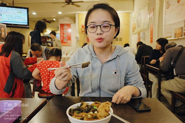 台中一中美食 蛤礪超多、牛肉湯超好喝的一中街超划算麵館——莎莎呀手工麻辣拉麵館 ♪