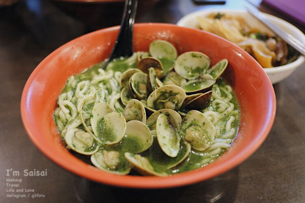 台中一中美食 蛤礪超多、牛肉湯超好喝的一中街超划算麵館——莎莎呀手工麻辣拉麵館 ♪