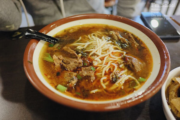 台中一中美食 蛤礪超多、牛肉湯超好喝的一中街超划算麵館——莎莎呀手工麻辣拉麵館 ♪