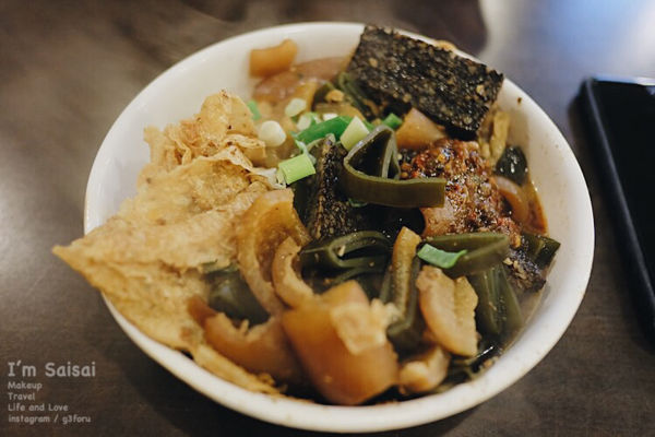 台中一中美食 蛤礪超多、牛肉湯超好喝的一中街超划算麵館——莎莎呀手工麻辣拉麵館 ♪