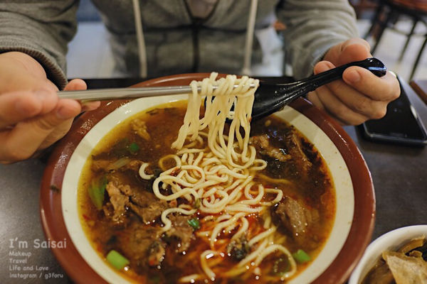 台中一中美食 蛤礪超多、牛肉湯超好喝的一中街超划算麵館——莎莎呀手工麻辣拉麵館 ♪