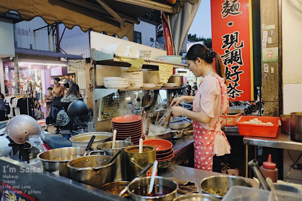 台中一中美食 蛤礪超多、牛肉湯超好喝的一中街超划算麵館——莎莎呀手工麻辣拉麵館 ♪