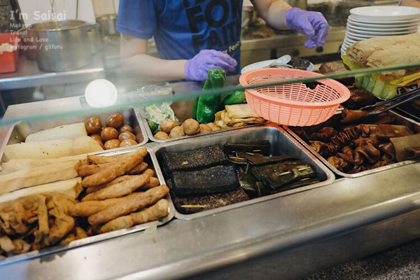 台中一中美食 蛤礪超多、牛肉湯超好喝的一中街超划算麵館——莎莎呀手工麻辣拉麵館 ♪