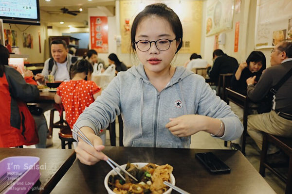 台中一中美食 蛤礪超多、牛肉湯超好喝的一中街超划算麵館——莎莎呀手工麻辣拉麵館 ♪