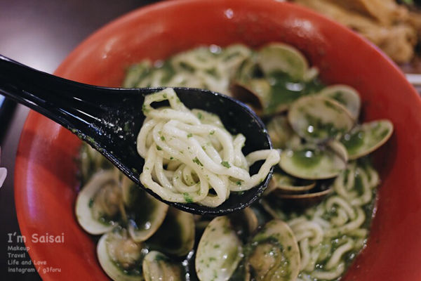 台中一中美食 蛤礪超多、牛肉湯超好喝的一中街超划算麵館——莎莎呀手工麻辣拉麵館 ♪