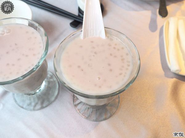 京悅港式飲茶(中友店)： 京悅港式飲茶，裝潢黑白時尚，還有點心車來回席次間送餐~