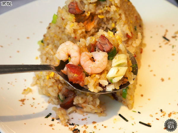 京悅港式飲茶(中友店)： 京悅港式飲茶，裝潢黑白時尚，還有點心車來回席次間送餐~