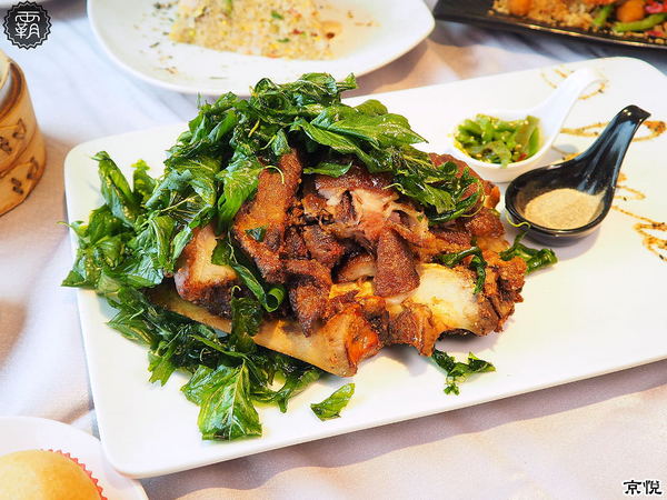 京悅港式飲茶(中友店)： 京悅港式飲茶，裝潢黑白時尚，還有點心車來回席次間送餐~