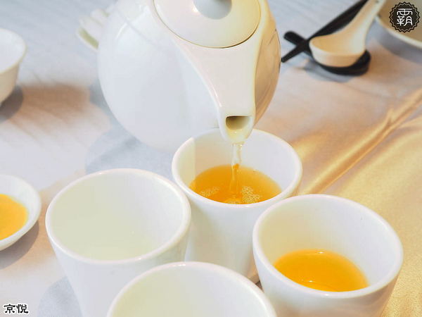 京悅港式飲茶(中友店)： 京悅港式飲茶，裝潢黑白時尚，還有點心車來回席次間送餐~