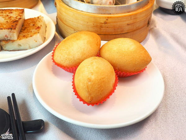 京悅港式飲茶(中友店)： 京悅港式飲茶，裝潢黑白時尚，還有點心車來回席次間送餐~