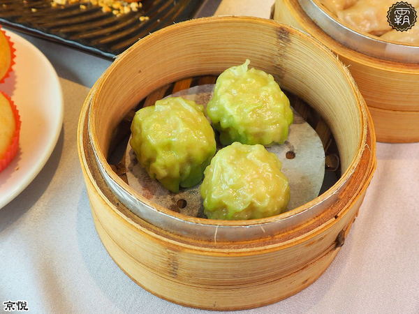 京悅港式飲茶(中友店)： 京悅港式飲茶，裝潢黑白時尚，還有點心車來回席次間送餐~