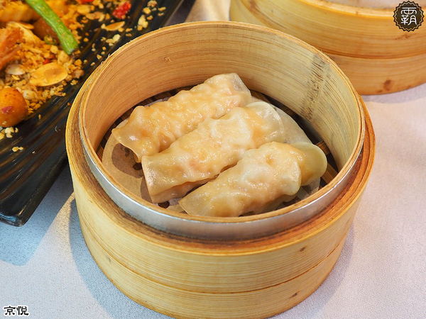 京悅港式飲茶(中友店)： 京悅港式飲茶，裝潢黑白時尚，還有點心車來回席次間送餐~