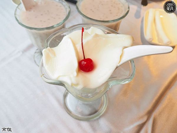 京悅港式飲茶(中友店)： 京悅港式飲茶，裝潢黑白時尚，還有點心車來回席次間送餐~