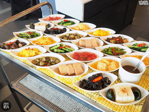 京悅港式飲茶(中友店)： 京悅港式飲茶，裝潢黑白時尚，還有點心車來回席次間送餐~