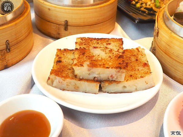 京悅港式飲茶(中友店)： 京悅港式飲茶，裝潢黑白時尚，還有點心車來回席次間送餐~