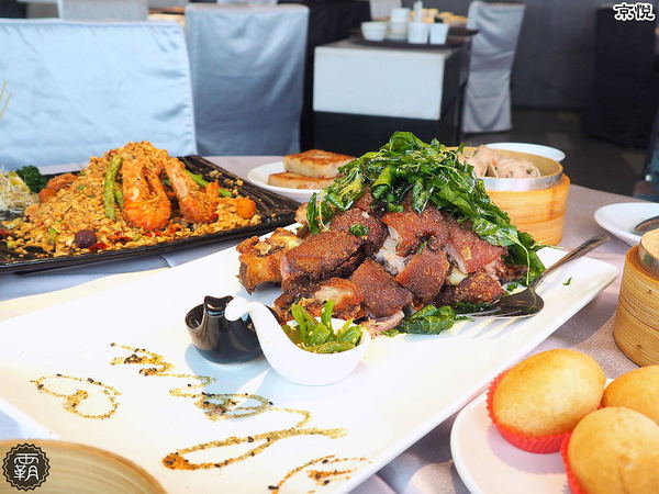 京悅港式飲茶(中友店)： 京悅港式飲茶，裝潢黑白時尚，還有點心車來回席次間送餐~