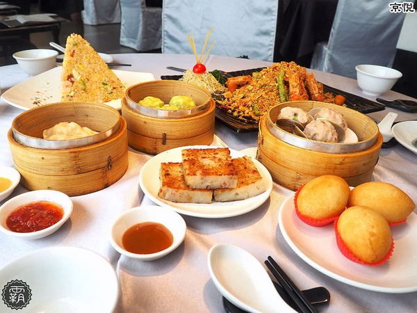 京悅港式飲茶(中友店)： 京悅港式飲茶，裝潢黑白時尚，還有點心車來回席次間送餐~