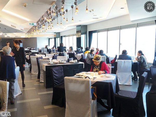 京悅港式飲茶(中友店)： 京悅港式飲茶，裝潢黑白時尚，還有點心車來回席次間送餐~