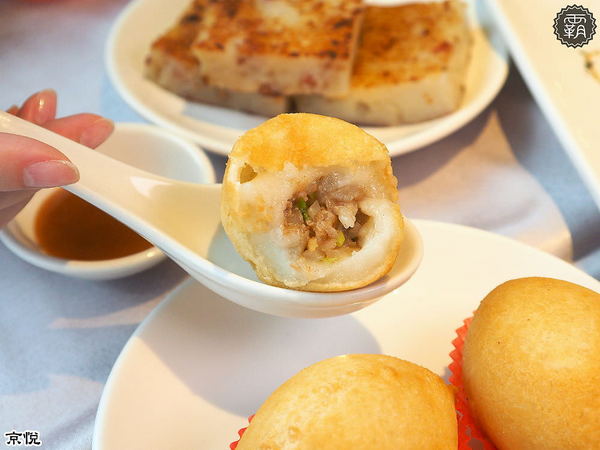 京悅港式飲茶(中友店)： 京悅港式飲茶，裝潢黑白時尚，還有點心車來回席次間送餐~