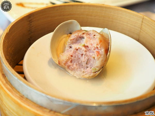 京悅港式飲茶(中友店)： 京悅港式飲茶，裝潢黑白時尚，還有點心車來回席次間送餐~