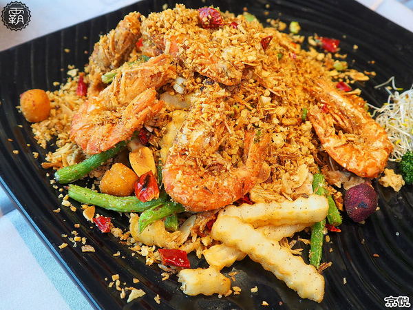 京悅港式飲茶(中友店)： 京悅港式飲茶，裝潢黑白時尚，還有點心車來回席次間送餐~