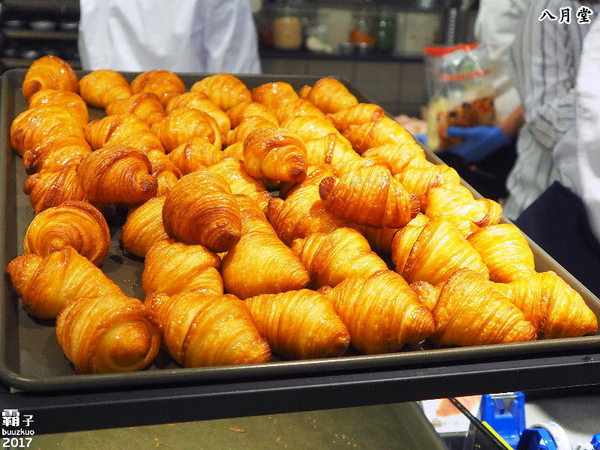 京悅港式飲茶(中友店)： 京悅港式飲茶，裝潢黑白時尚，還有點心車來回席次間送餐~