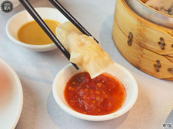 京悅港式飲茶(中友店)： 京悅港式飲茶，裝潢黑白時尚，還有點心車來回席次間送餐~