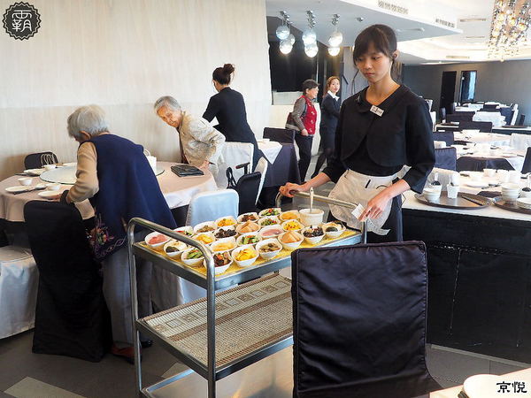 京悅港式飲茶(中友店)： 京悅港式飲茶，裝潢黑白時尚，還有點心車來回席次間送餐~