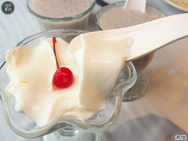 京悅港式飲茶(中友店)： 京悅港式飲茶，裝潢黑白時尚，還有點心車來回席次間送餐~