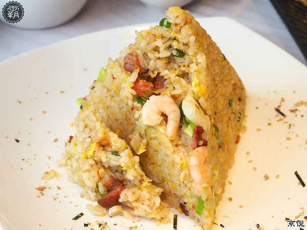 京悅港式飲茶(中友店)： 京悅港式飲茶，裝潢黑白時尚，還有點心車來回席次間送餐~