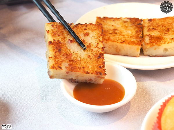 京悅港式飲茶(中友店)： 京悅港式飲茶，裝潢黑白時尚，還有點心車來回席次間送餐~