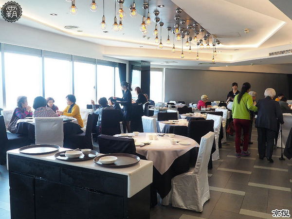 京悅港式飲茶(中友店)： 京悅港式飲茶，裝潢黑白時尚，還有點心車來回席次間送餐~