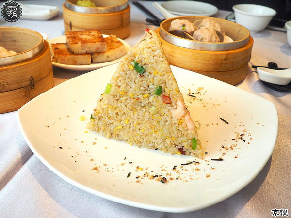 京悅港式飲茶(中友店)： 京悅港式飲茶，裝潢黑白時尚，還有點心車來回席次間送餐~