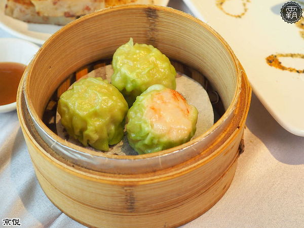 京悅港式飲茶(中友店)： 京悅港式飲茶，裝潢黑白時尚，還有點心車來回席次間送餐~