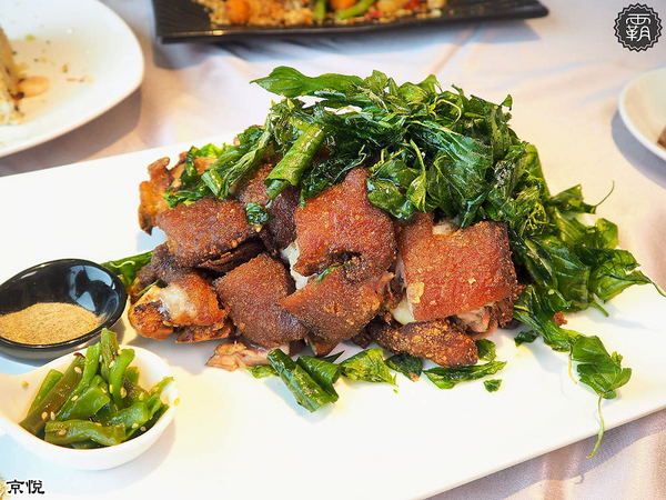 京悅港式飲茶(中友店)： 京悅港式飲茶，裝潢黑白時尚，還有點心車來回席次間送餐~