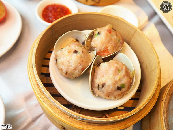 京悅港式飲茶(中友店)： 京悅港式飲茶，裝潢黑白時尚，還有點心車來回席次間送餐~