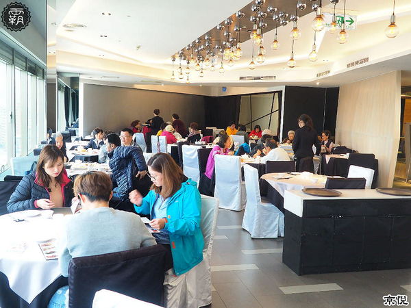 京悅港式飲茶(中友店)： 京悅港式飲茶，裝潢黑白時尚，還有點心車來回席次間送餐~