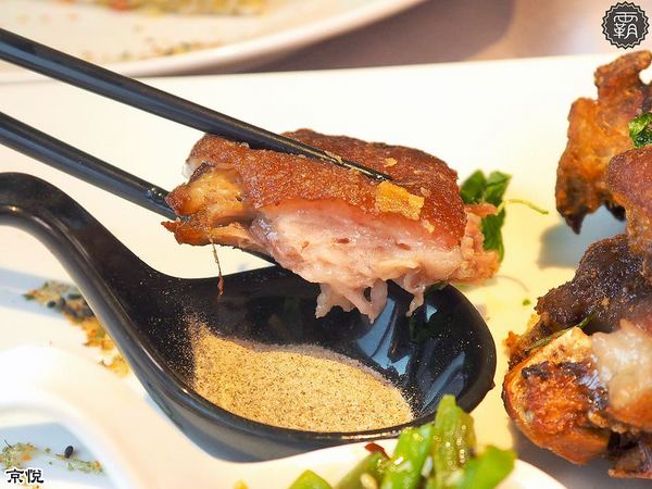 京悅港式飲茶(中友店)： 京悅港式飲茶，裝潢黑白時尚，還有點心車來回席次間送餐~