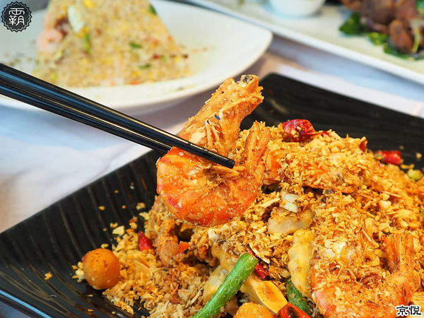 京悅港式飲茶(中友店)： 京悅港式飲茶，裝潢黑白時尚，還有點心車來回席次間送餐~