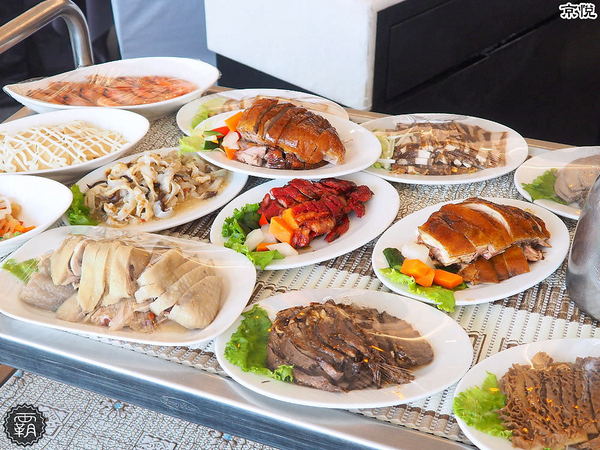 京悅港式飲茶(中友店)： 京悅港式飲茶，裝潢黑白時尚，還有點心車來回席次間送餐~