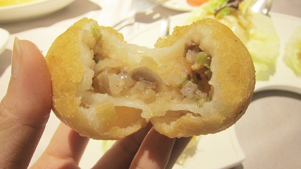 京悅港式飲茶(中友店):京悅港式飲茶-中友百貨港式料理 餐點選擇多 保留道地港點推車 樸實美味的餐點勝過盤飾優美的藝術菜