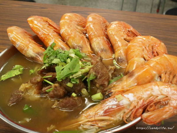 清水排骨麵:台中美食│豐原清水排骨麵-東興店〃隱藏版天使紅蝦排骨酥麵超浮誇!準備好痛風了嗎~